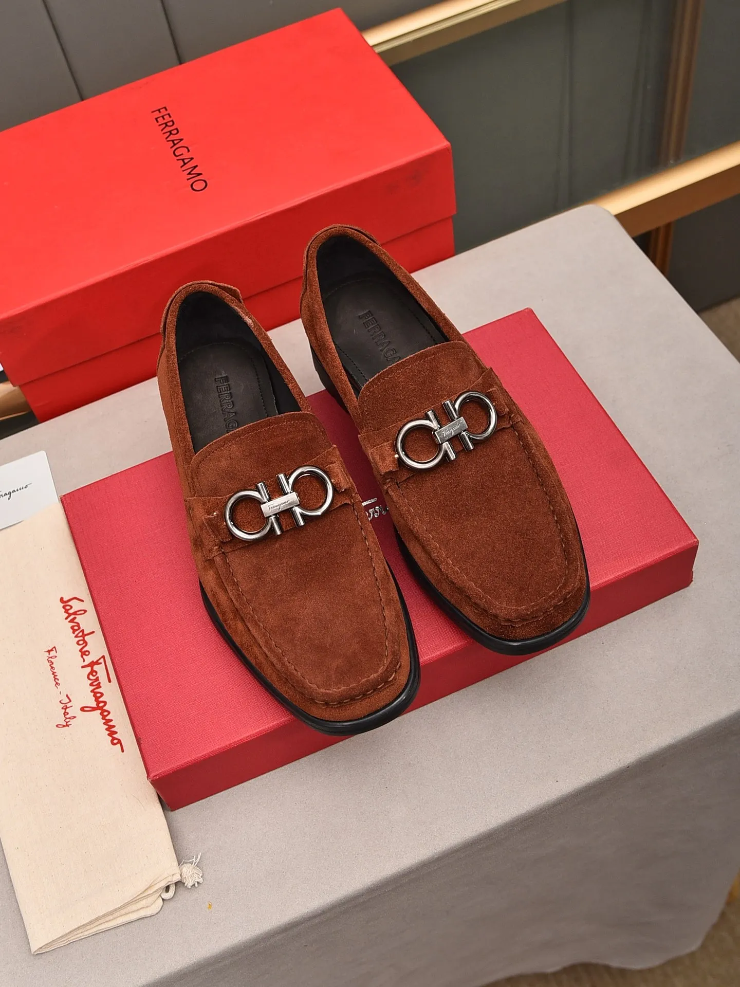 Men's shoes 💰: 500 Brand: Ferragamo Size: Men's size 38/44 (45 can be customized) Grade: Same style as the official website High-end quality men's shoes Material: Original first-layer calfskin Water-dyed cowhide lining Original outsole Style categories: Men's fashionable formal business casual leather shoes Slip-on men's shoes high-top series Young fashion European and American trends British style Casual matching Comfortable feet